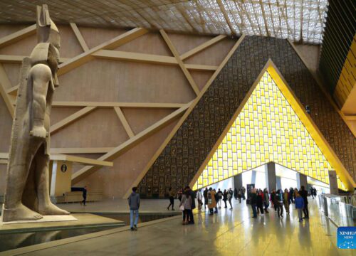 Tagesausflug Kairo mit Flug ab Hurghada | Neues Grand Egyptian Museum & Pyramiden